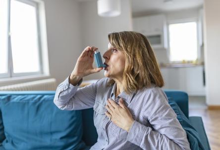 woman using inhaler 